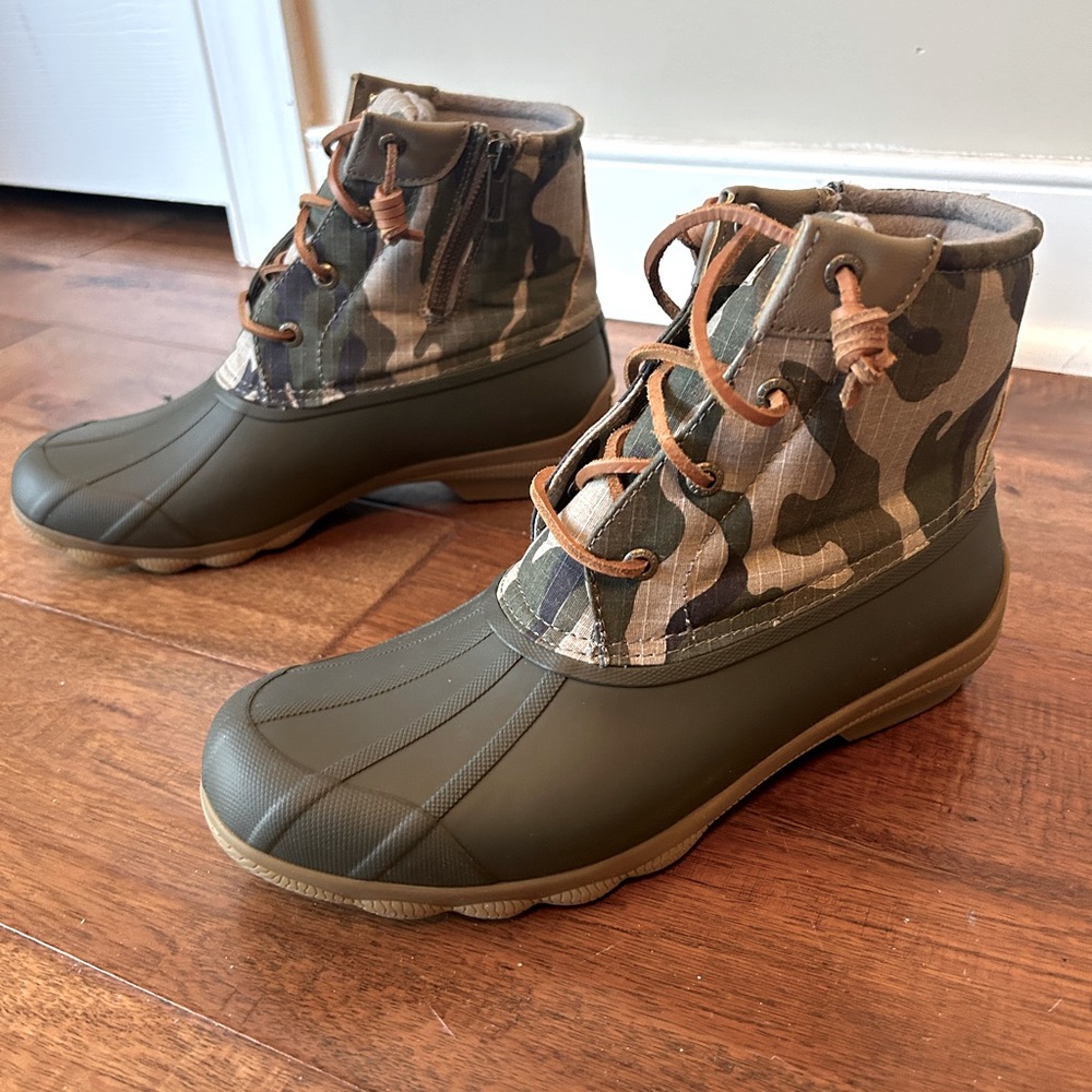 BRAND NEW, never worn Sperry Syren Gulf Camo Duck Boot, size 8.5M